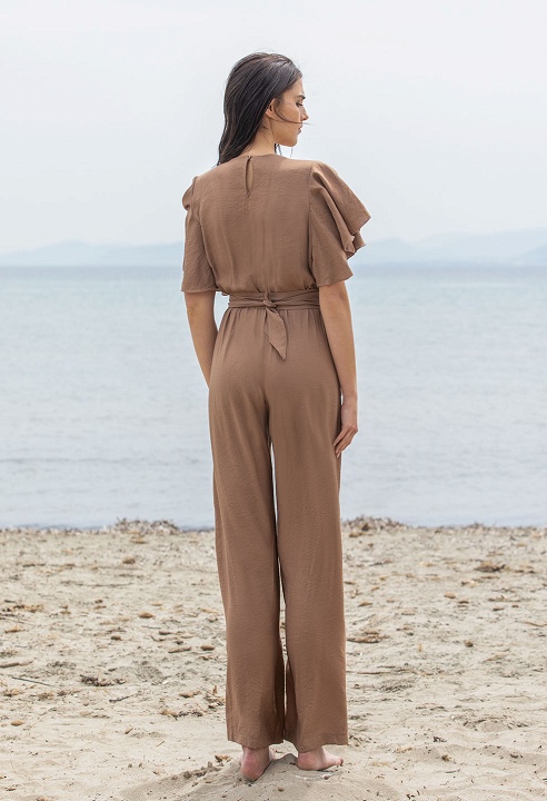 Jumpsuit with ruffles on the sleeves