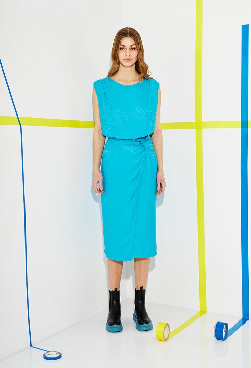 Midi dress with a knot