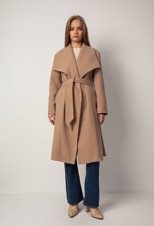 Coat with wide collar