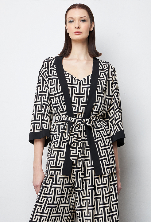 Short kimono with geometric pattern