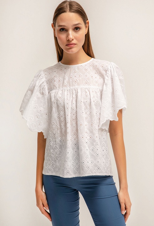 Embroidery top with ruffles
