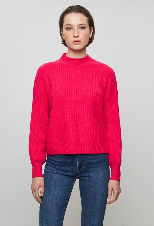 Short knitted sweater