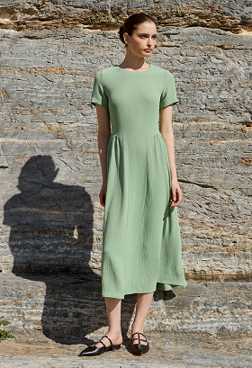 Mid-length dress with short sleeves