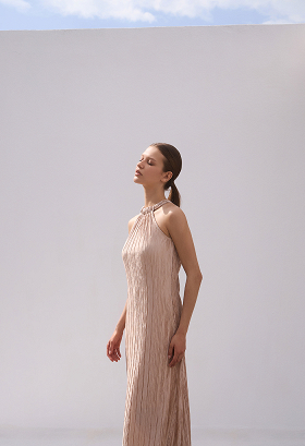 Halter-neck dress with a crinkled appearance