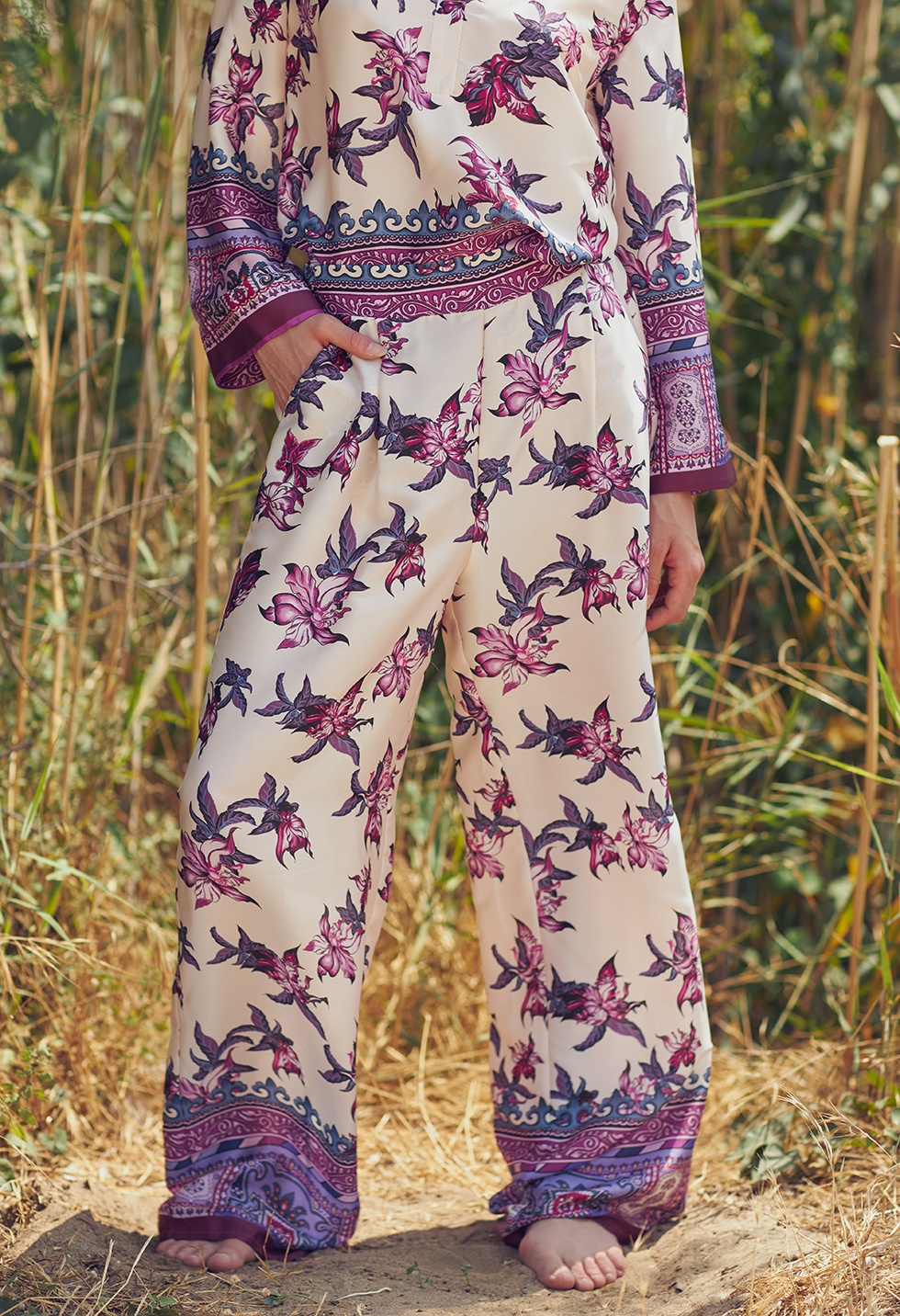 Printed pants with pleats
