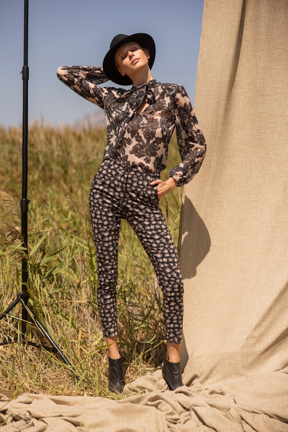 Printed fitted trousers