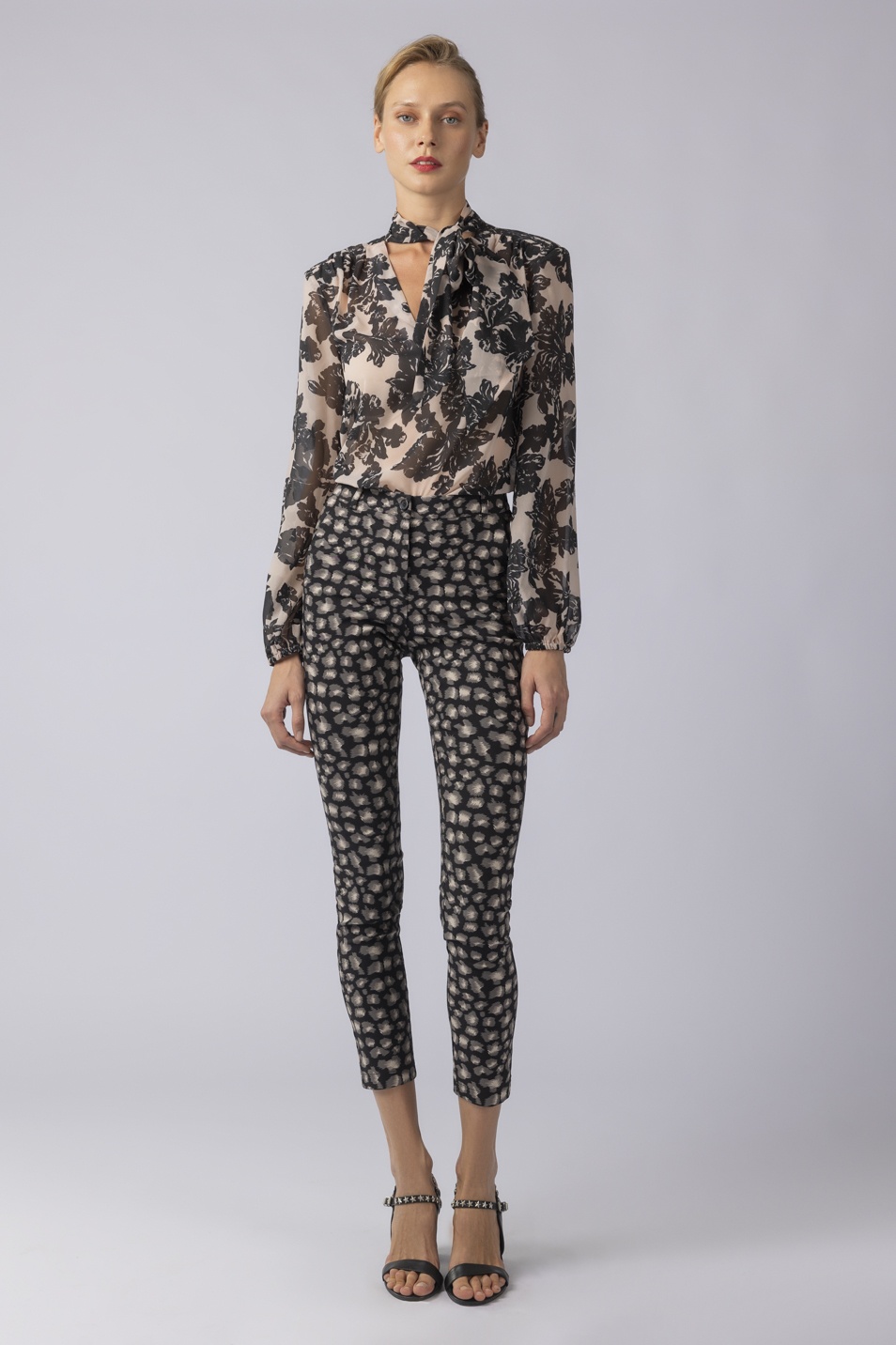Printed fitted trousers