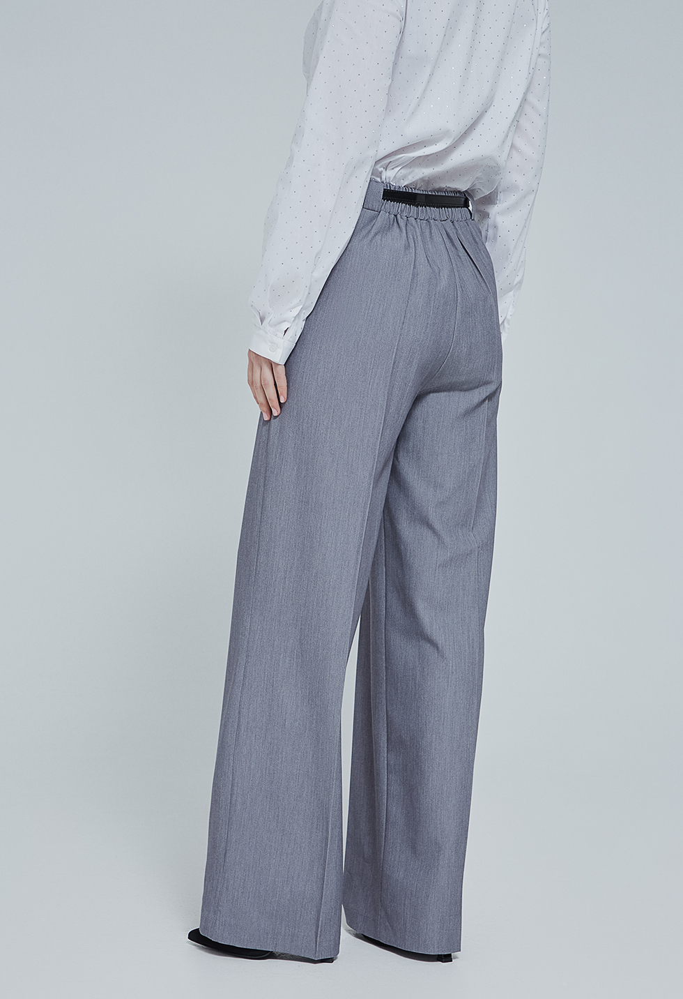 Straight-leg trousers with a belt.