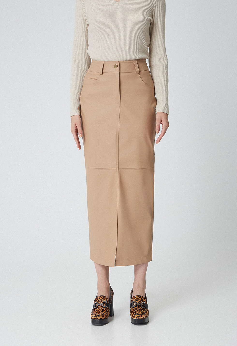 Fitted skirt with leather effect