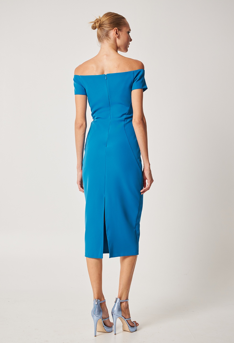 Fitted dress with open shoulders