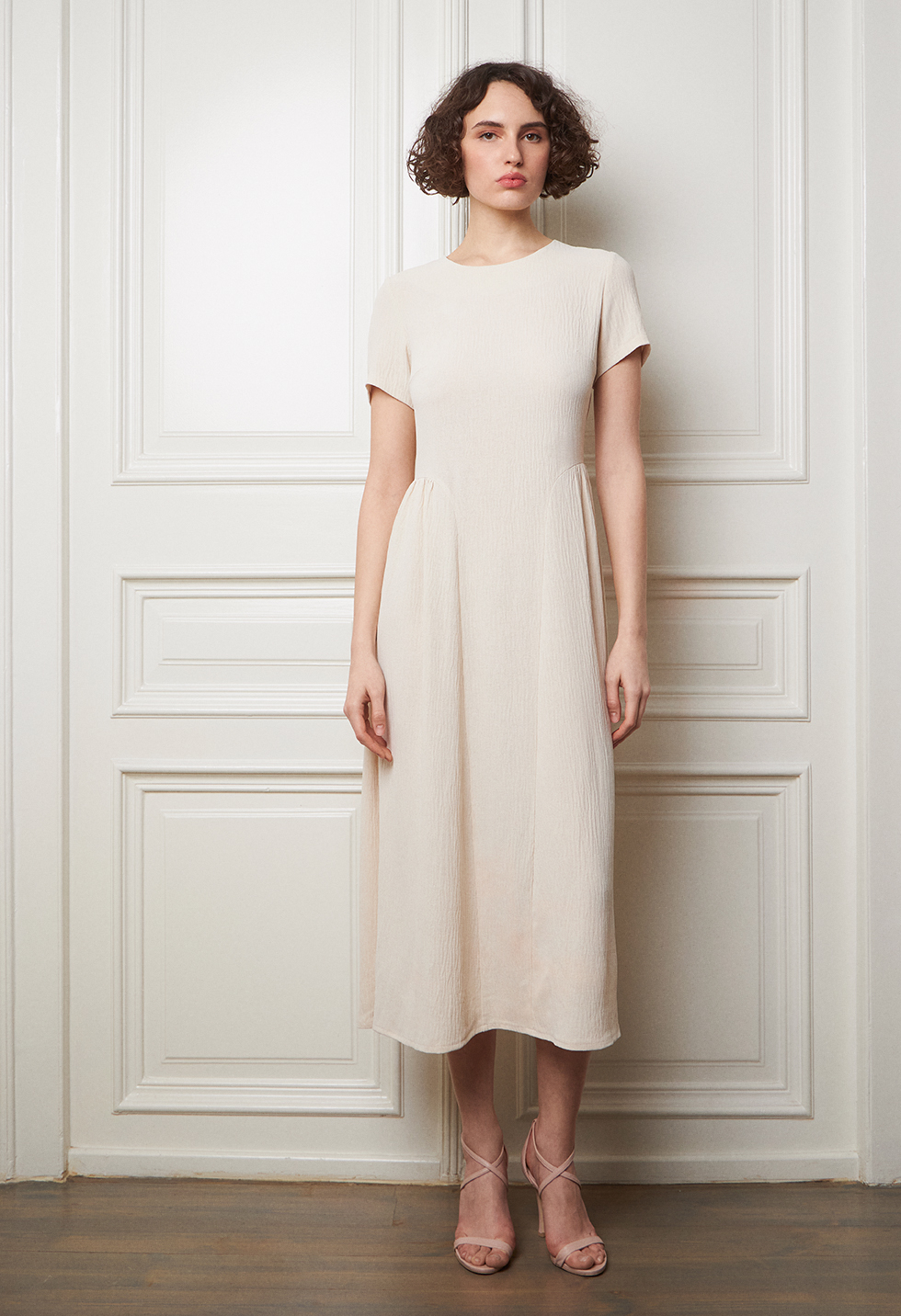 Mid-length dress with short sleeves