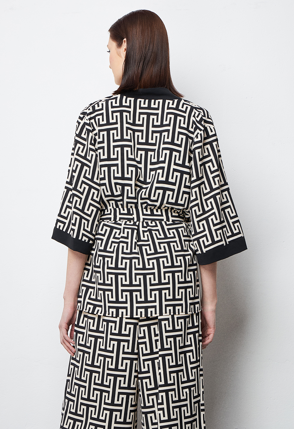 Short kimono with geometric pattern