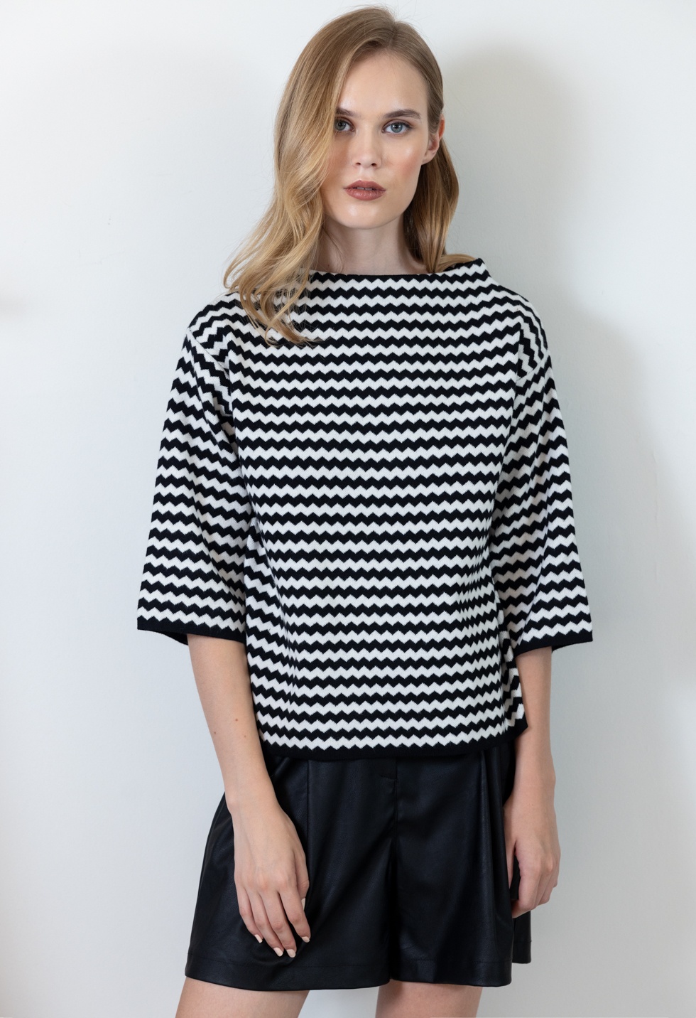Knitted blouse with geometric pattern