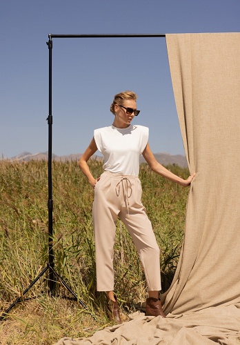 High-waisted trousers with drawstring