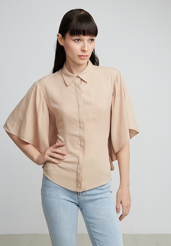 Shirt with wide sleeves