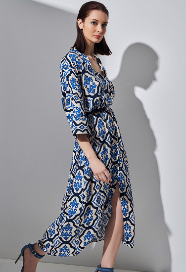 Dress with a loose fit in a printed pattern