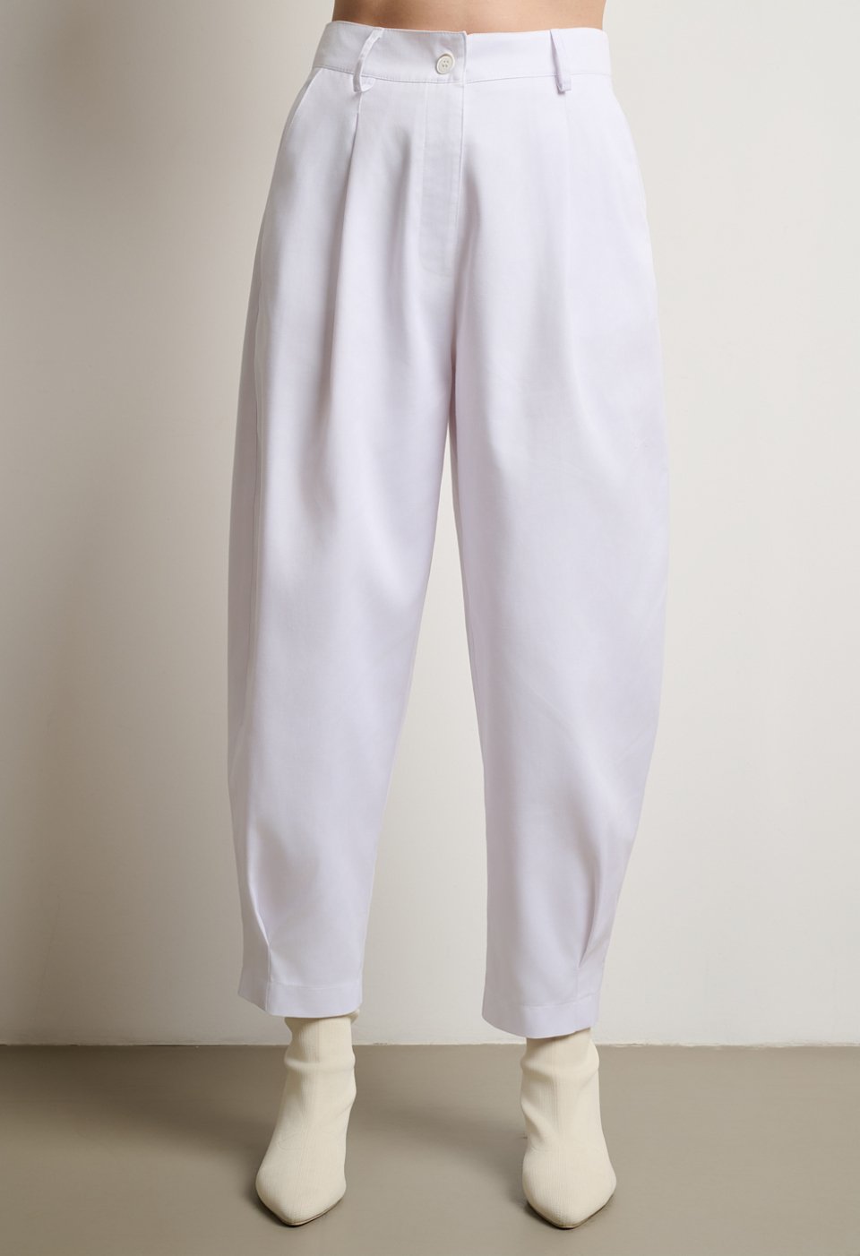 Relaxed fit pleated pants