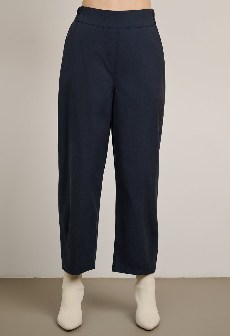 Straight-leg trousers with pockets