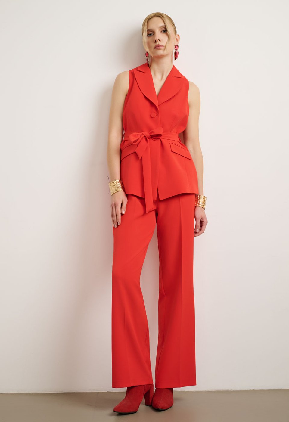 Sleeveless jumpsuit with front buttons and belt