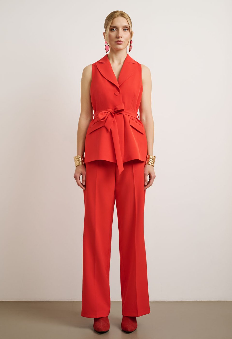 Sleeveless jumpsuit with front buttons and belt