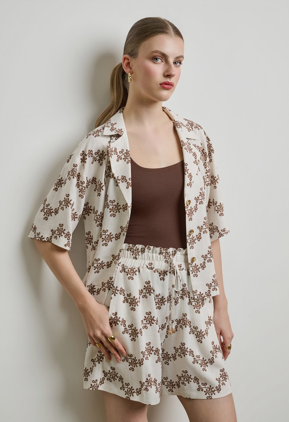 Σορτς με λάστιχο στη μέση και floral print