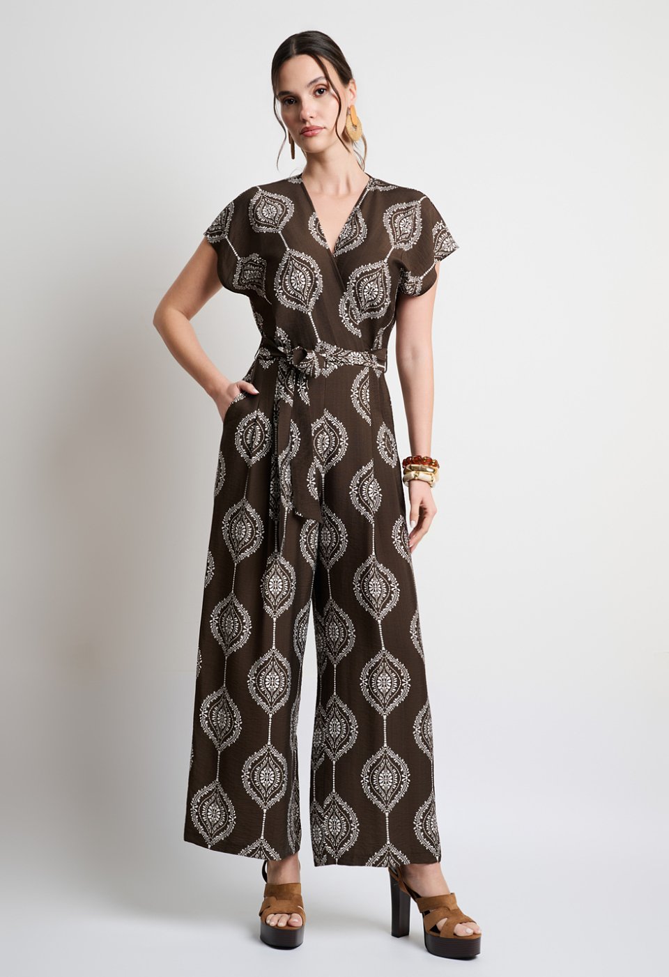 Ολόσωμη φόρμα κρουαζέ με ethnic print σε καφέ απόχρωση