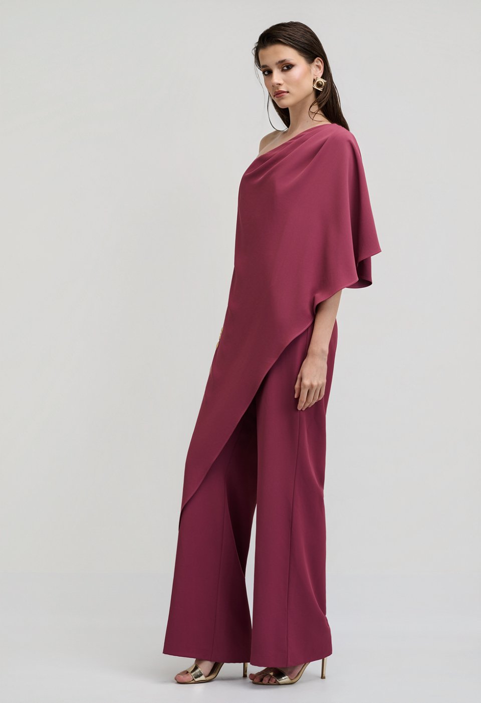 Βραδινό jumpsuit με ασύμμετρη κάπα