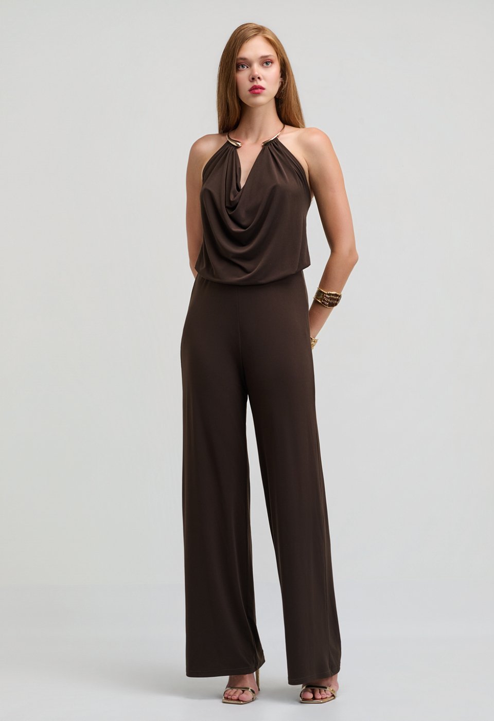 Elegant halter jumpsuit με μεταλλική λεπτομέρεια