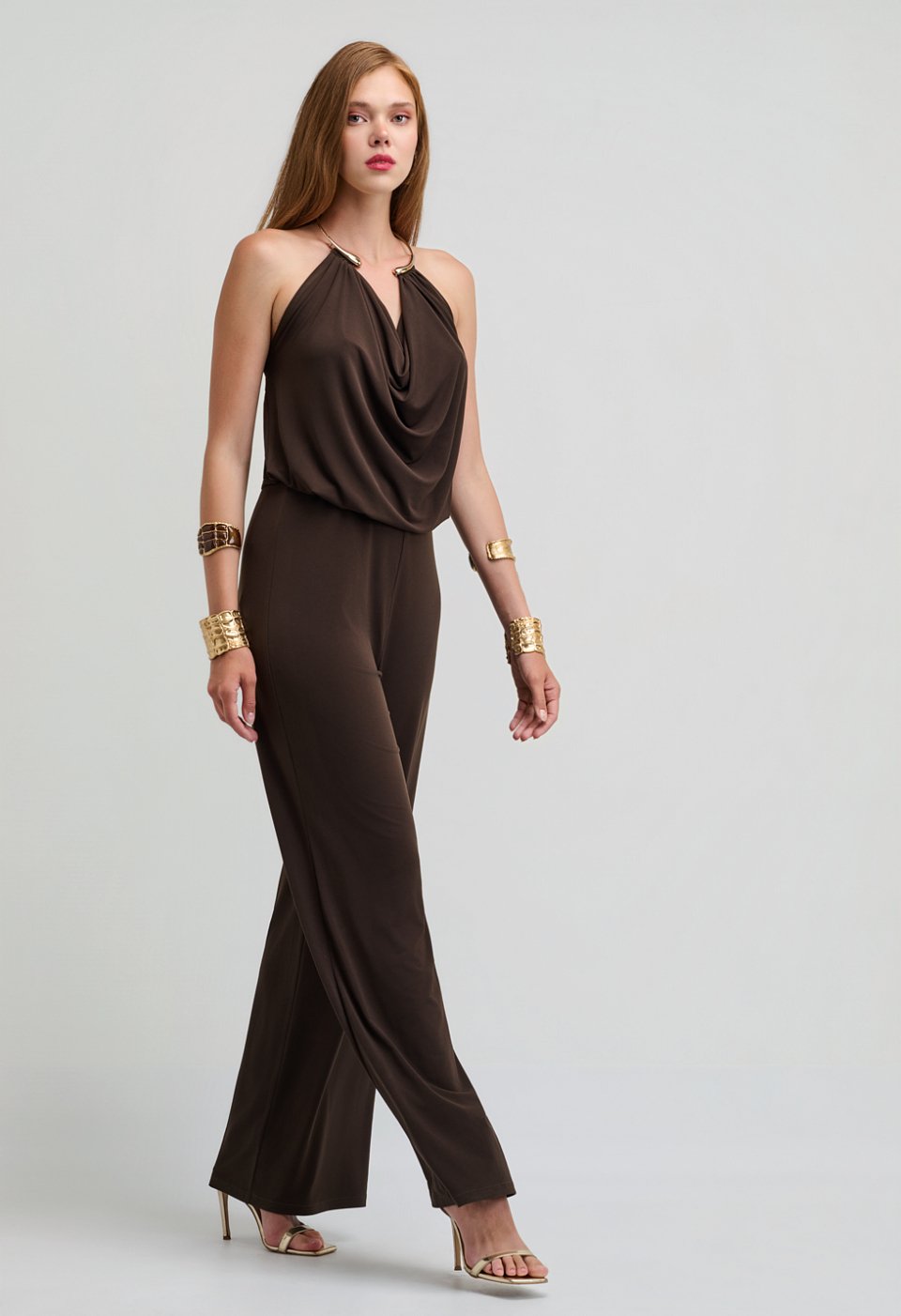 Elegant halter jumpsuit με μεταλλική λεπτομέρεια