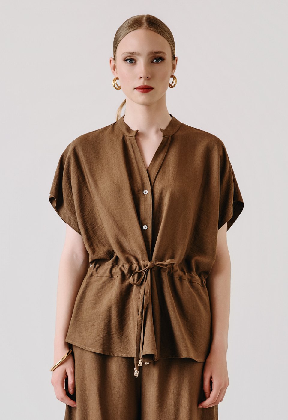 Set with a button-up blouse and trousers with an elastic waistband