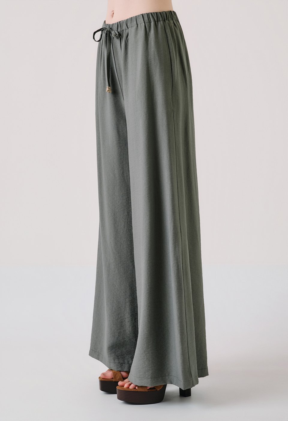 Set with a button-up blouse and trousers with an elastic waistband