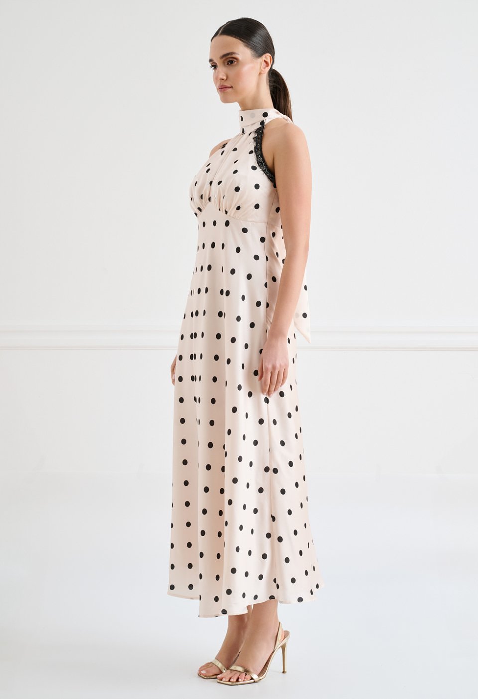 Maxi φόρεμα πουά με halter λαιμό