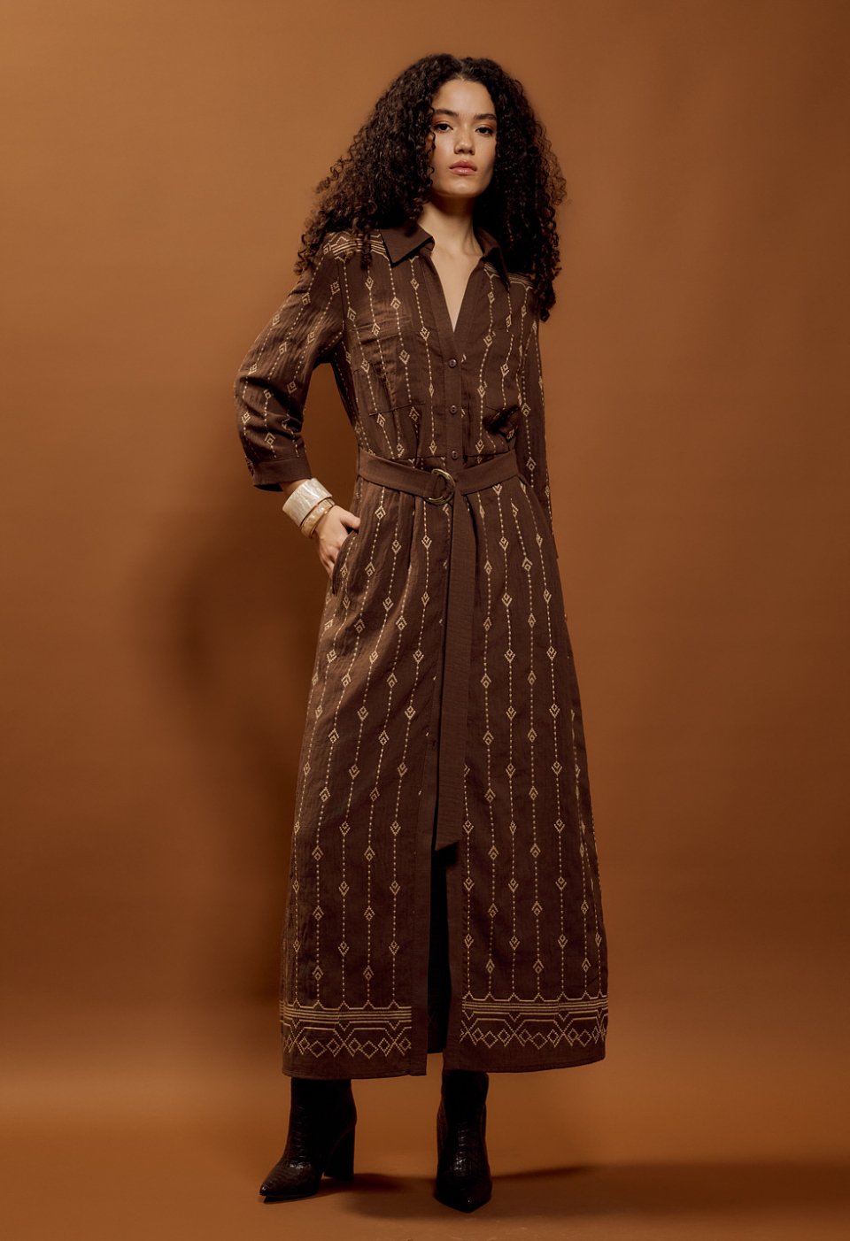 Maxi dress with embroidery and belt.