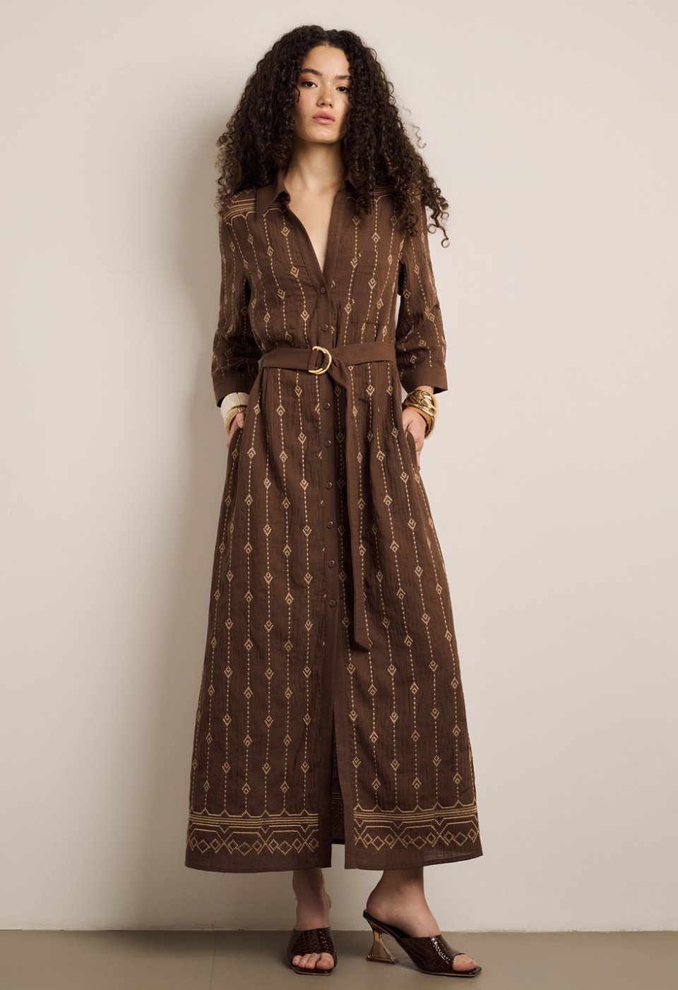 Maxi dress with embroidery and belt.