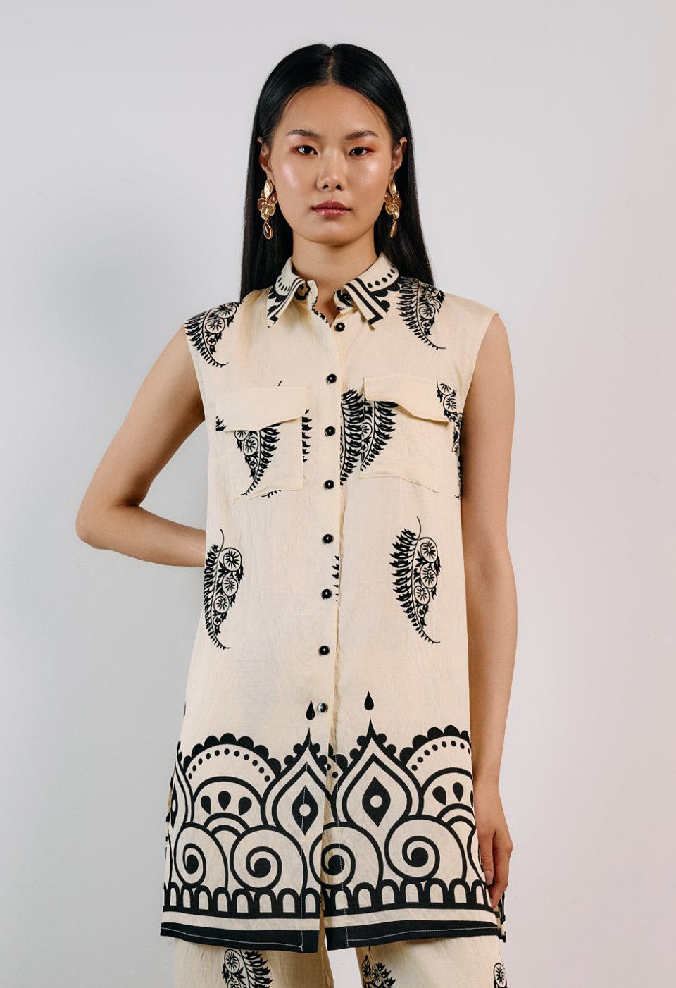 Sleeveless shirt with pattern