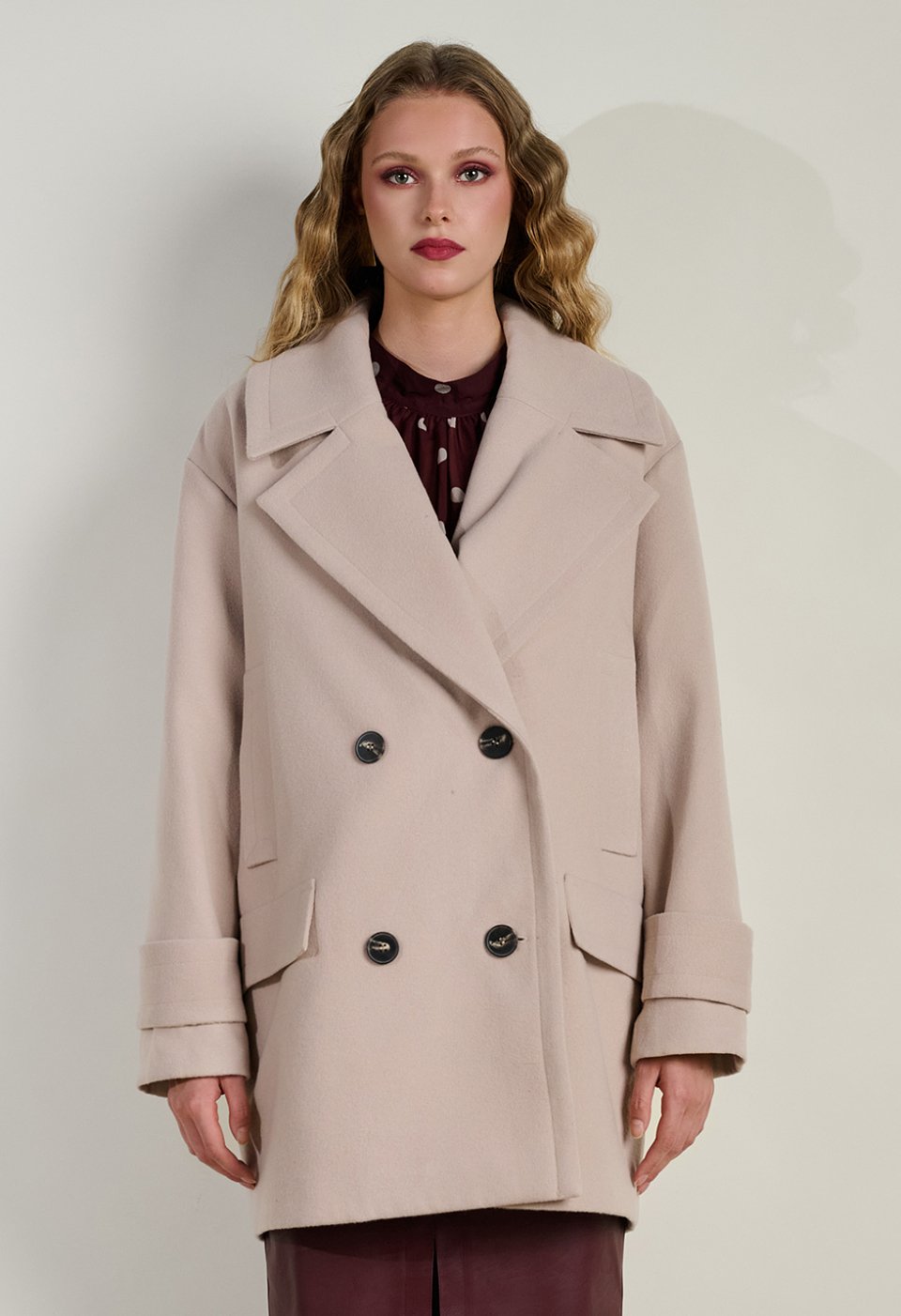Short coat with double-breasted fastening