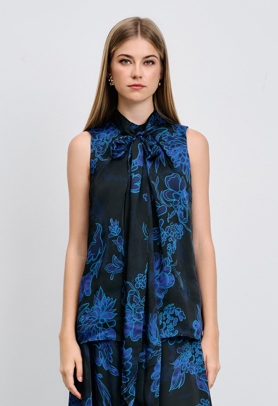 Sleeveless blouse with bow and floral print