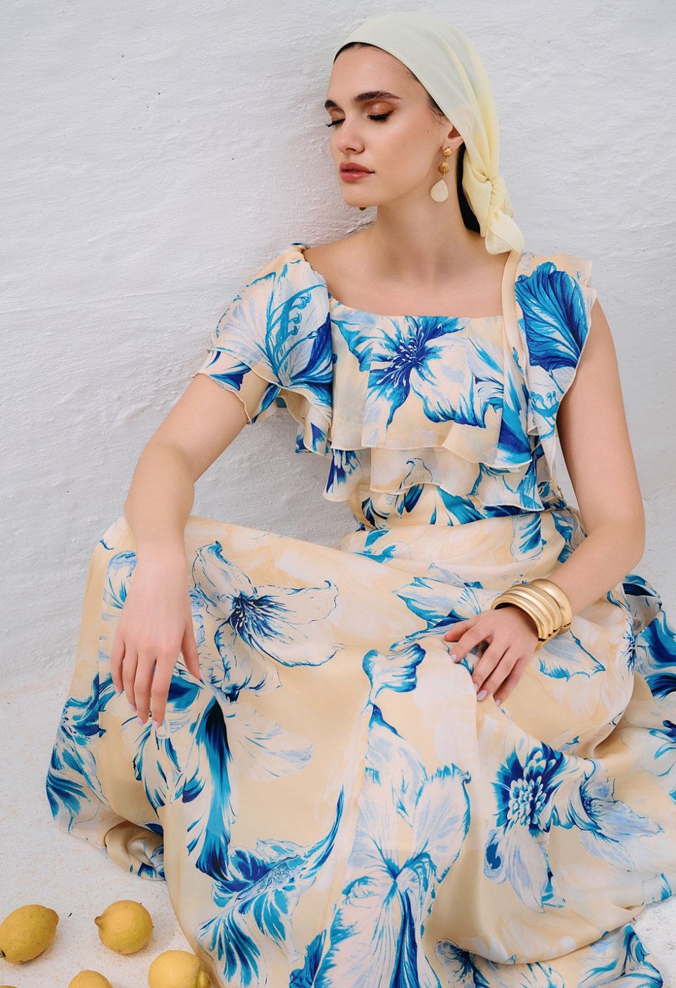 Floral top με βολάν και έξω ώμους
