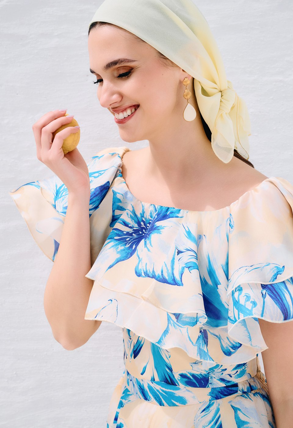 Floral top με βολάν και έξω ώμους