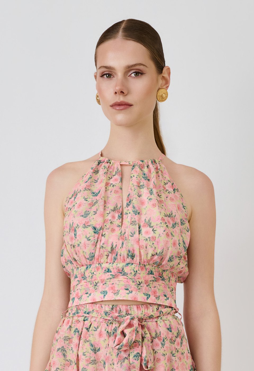 Floral halter crop top με σούρες