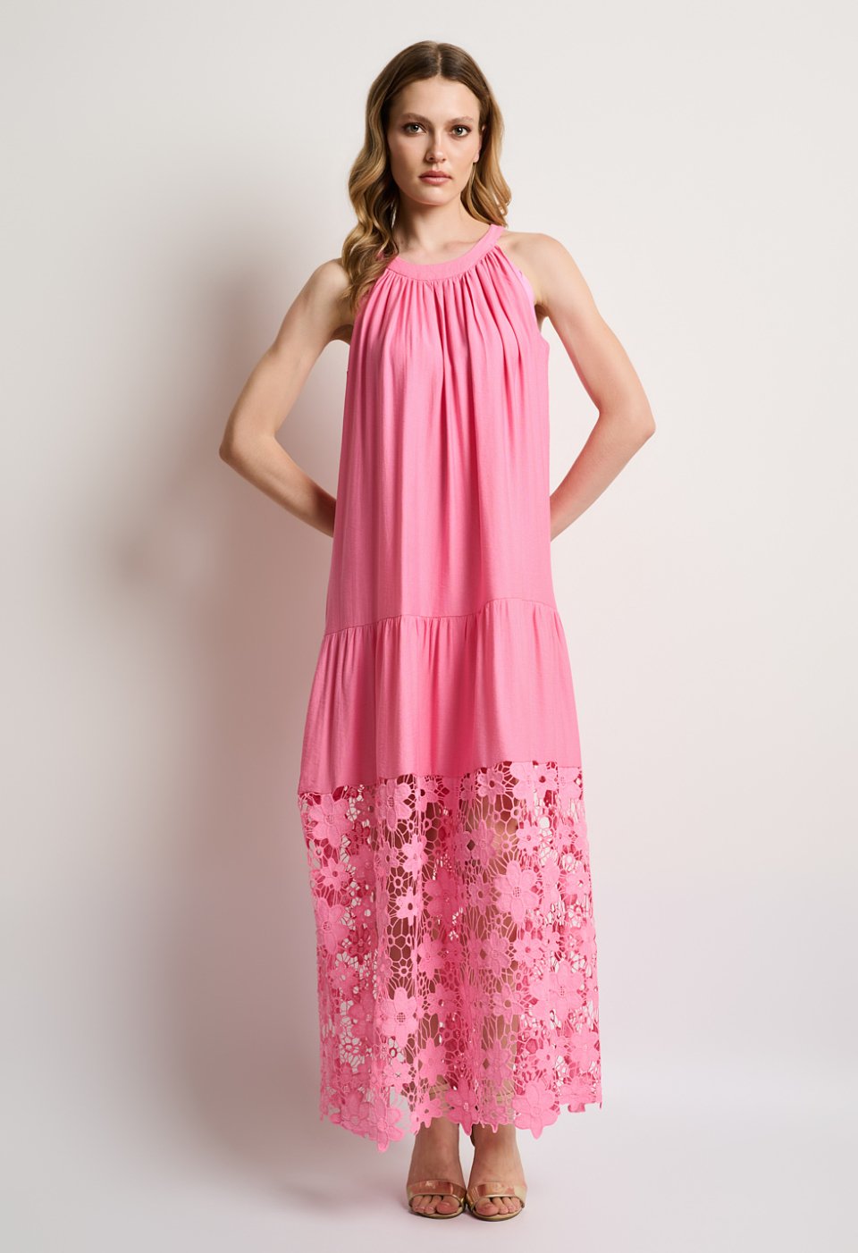 Maxi φόρεμα halter με δαντελένιο τελείωμα