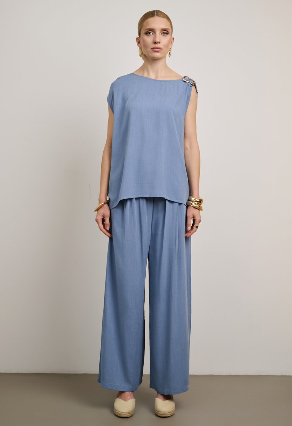 Sleeveless top set with metallic detail and wide-leg trousers