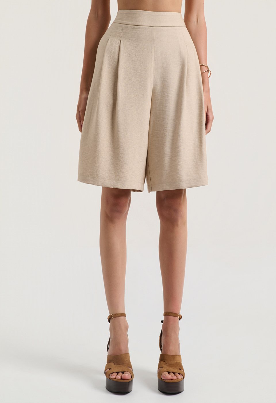 Pleated bermuda shorts with an elastic waistband