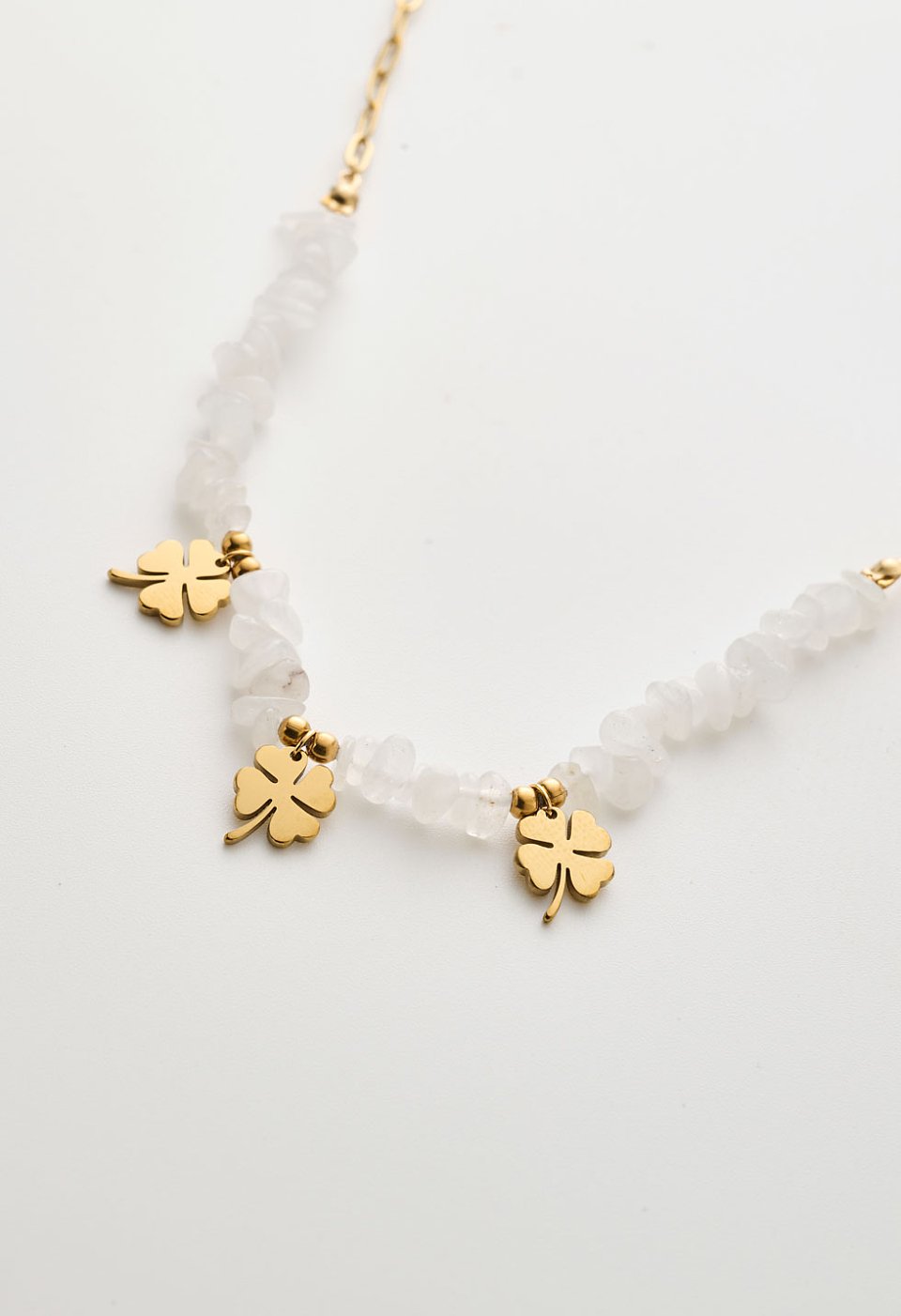 Gold-plated necklace with white beads and a clover motif