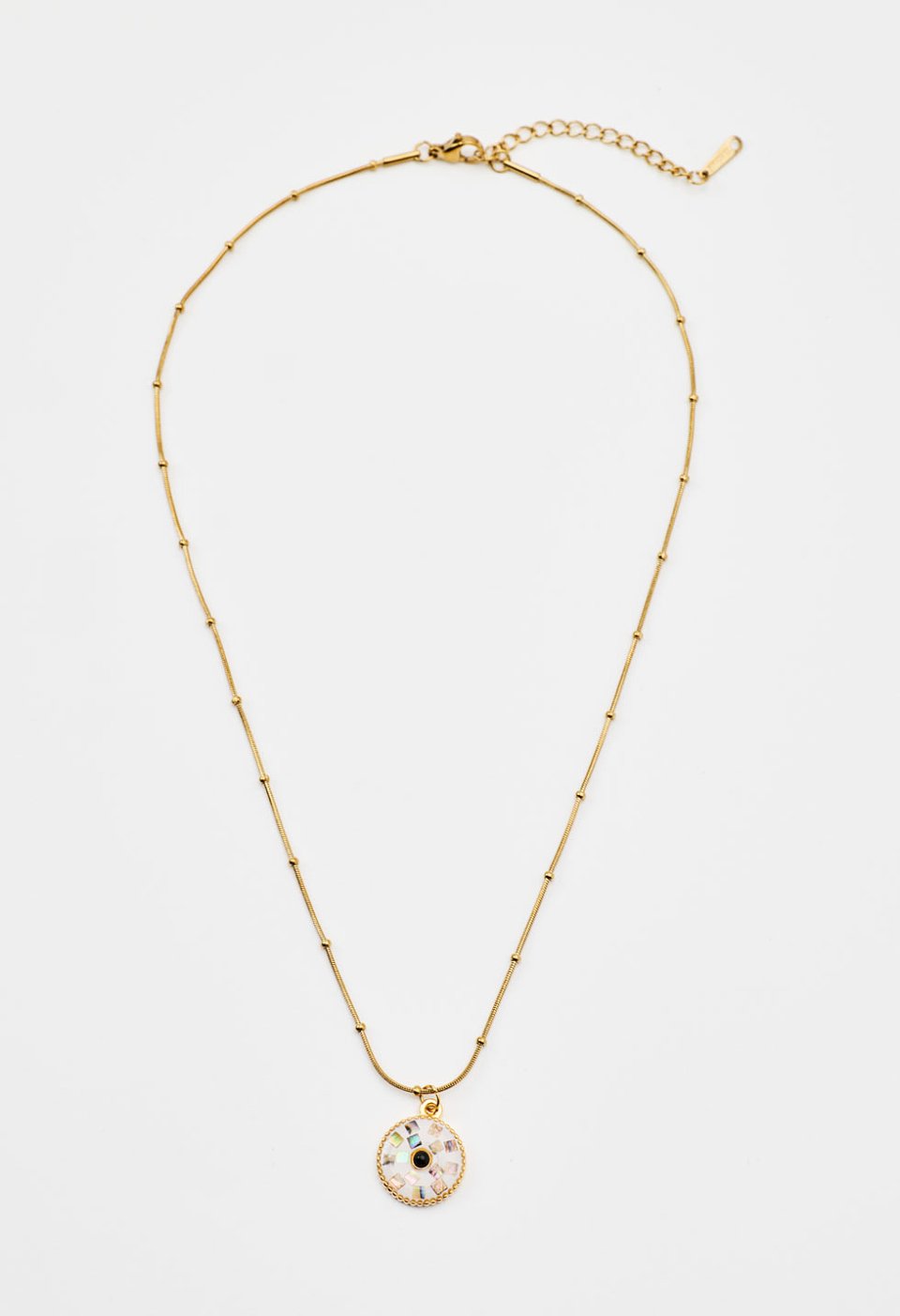 Gold-plated necklace with a round motif and mother-of-pearl details