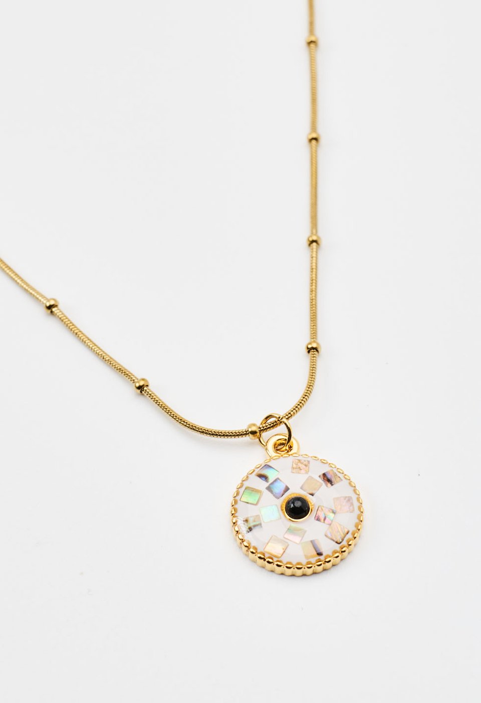 Gold-plated necklace with a round motif and mother-of-pearl details