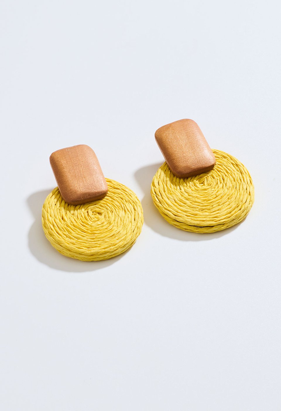 Σκουλαρίκια από raffia με ξύλινη λεπτομέρεια