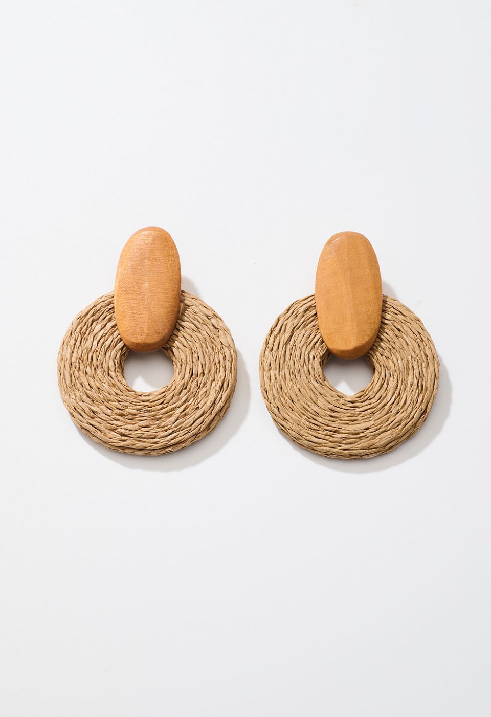 Round earrings with wooden detail