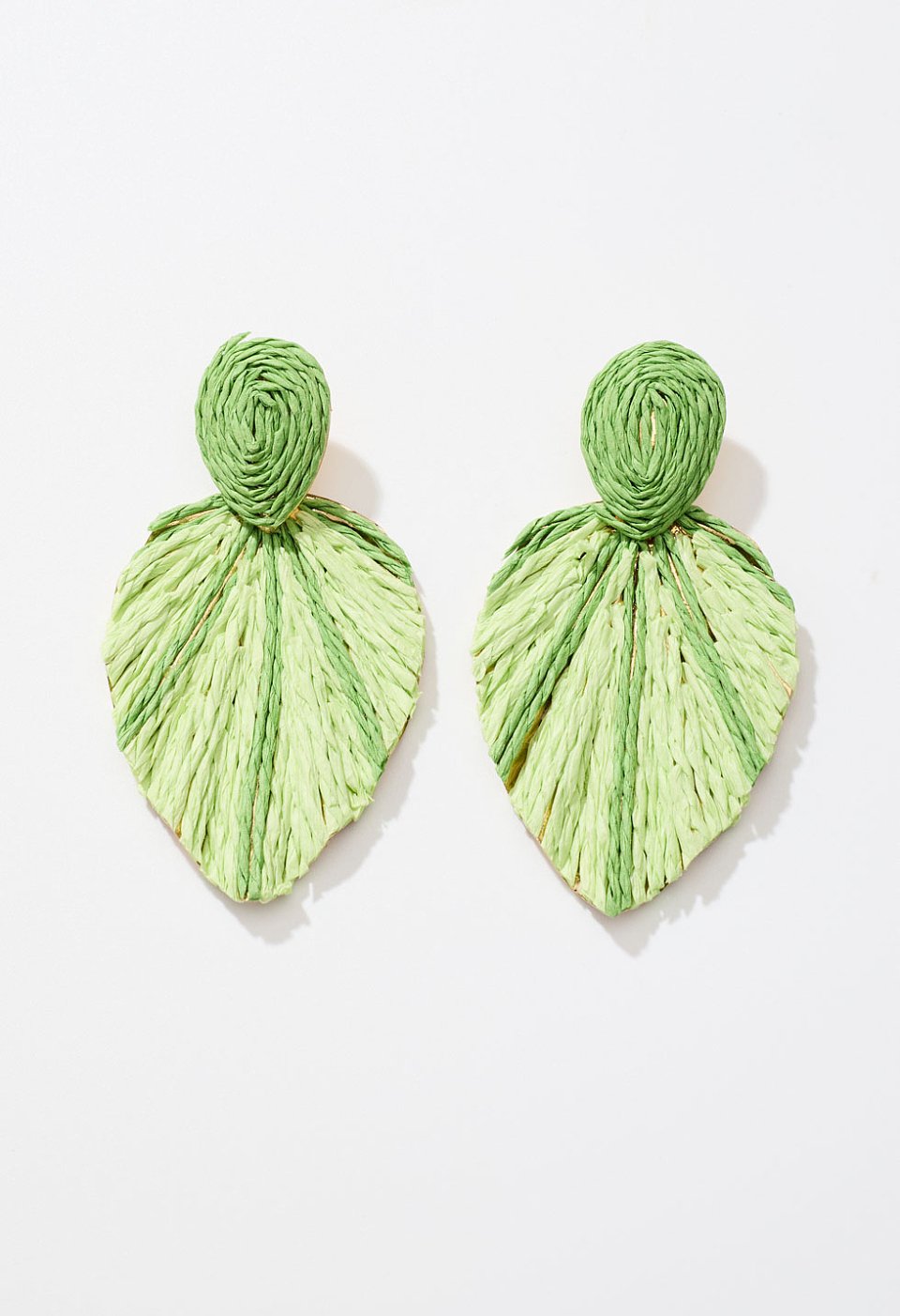 Raffia leaf-shaped earrings