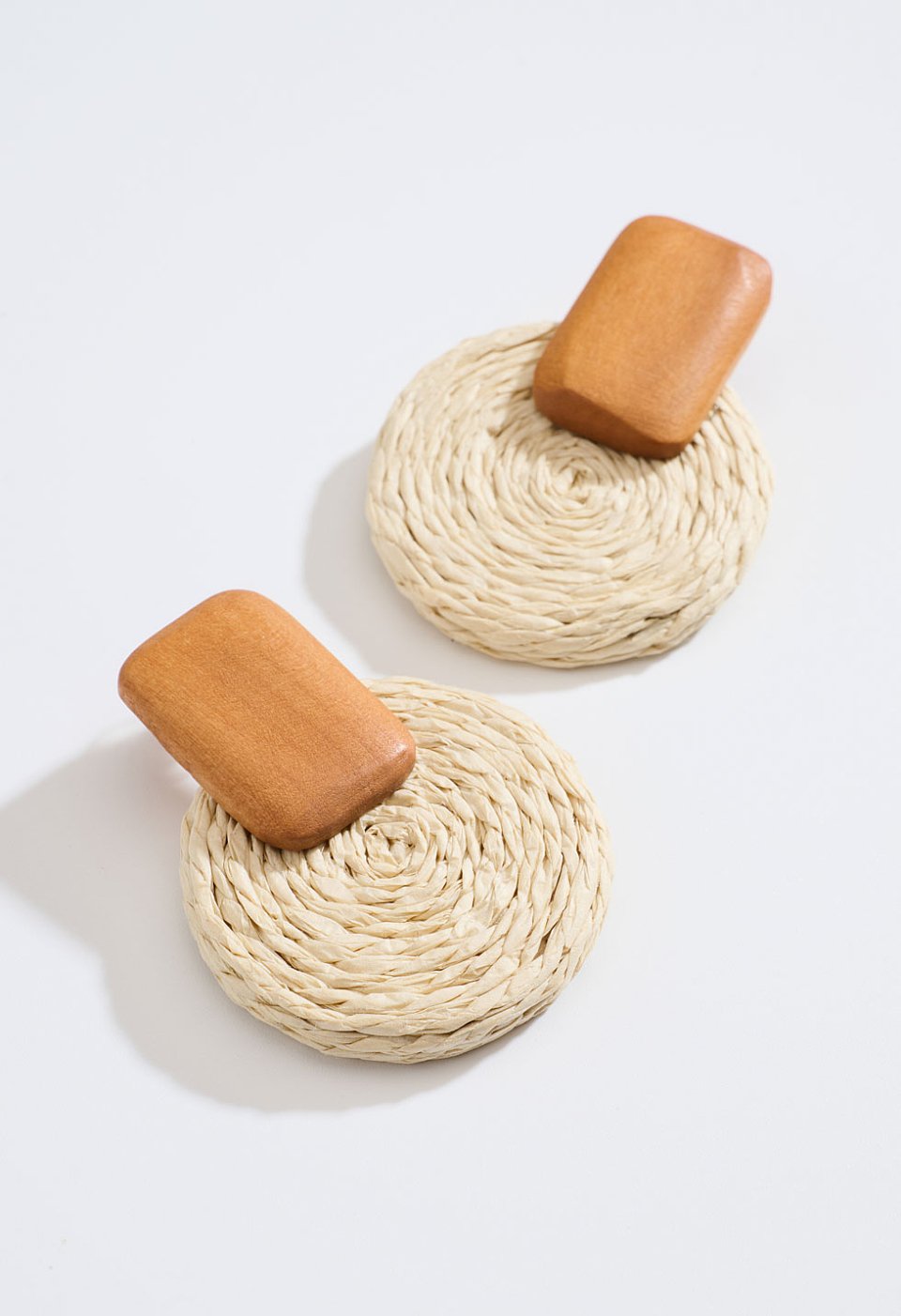 Raffia earrings with wooden detail